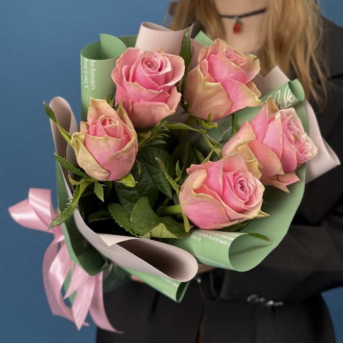 5 розовых роз Роял Атена 40 см